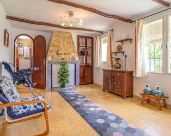 Awesome Home In Alcala La Real - Alcalá la Real - Living room