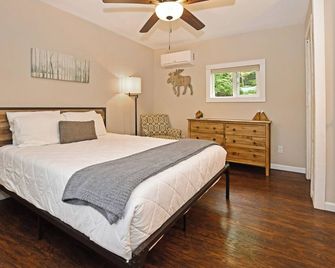 Walk to Beach - Pet friendly Cabin w/ Workspace - Lake George - Bedroom