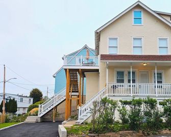 Tranquil modern upstairs apt. Walk to restaurants & beach! Off-street parking, - Greenwich - Edificio