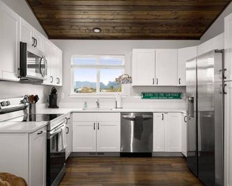 The Kabins - Montana Cabin - Columbia Falls - Kitchen