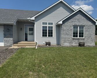 Superb 5-bedroom house in Big Lake in friendly, safe neighborhood. - Big Lake - Edificio