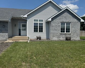 Superb 5-bedroom house in Big Lake in friendly, safe neighborhood. - Big Lake - Building