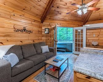 Love Shack Romantic Yurt - Hico - Living room