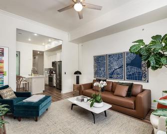 The Lumber Baron's Mansion: 2 King Suites, 2.5BA + Gym - Detroit - Pokój dzienny