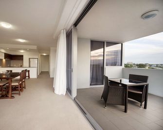 Curtis Central Apartments - Gladstone - Dining room