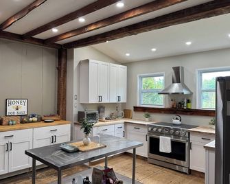 Rustic 4-bedroom farmhouse in bucolic Hinsdale, MA - Hinsdale - Cocina