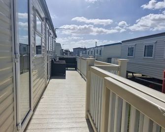 3-Bed Caravan, Sleeps 8, Pool & Beach - Chapel Saint Leonards - Balcon