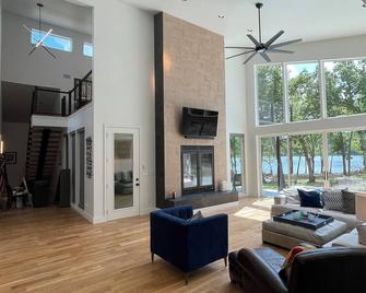 Stunning lake front new construction home in the heart of drowning creek. - Jay - Sala de estar