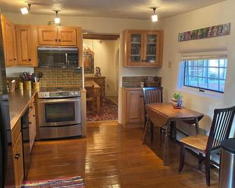 Casa De Flores: Charming Restored Adobe on Historic Ledoux - Taos - Kitchen