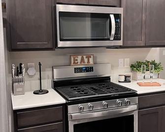 Family friendly 5bd3bath 3CarGarage GameRoom - Cimarron Hills - Kitchen