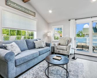 Farmhouse on Wells - Lake Geneva - Living room
