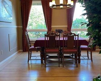 Waterfront Home on Lake Tapps - Bonney Lake - Dining room