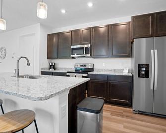 Brand new home less than 30 mins away from Louisville's favorite destinations! - Mount Washington - Cucina