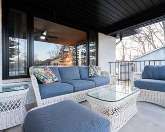 Fun Design & Extras - Beech Grove - Ban công