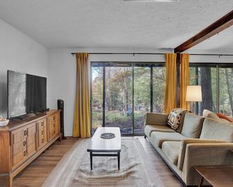 Stylish Cabin in Poconos Resort - Indoor/Outdoor Pools, Lakes, Kayaks, and more! - Gouldsboro - Salon