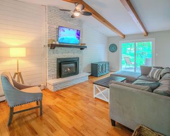 Welcome to Shoreline Beach Cottage – Your Peaceful Retreat by the Lake - Grand Bend - Living room