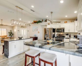 4 Mi to Lake Havasu Home with Hot Tub and Pool - Lake Havasu City