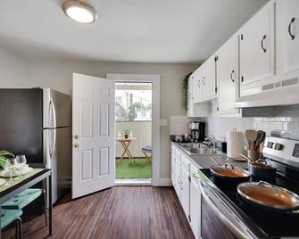 T3 · Brick Town - Balcony - Allentown - Kitchen