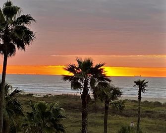 1-br 2balcony Galvestonian condo directly on beach! No highway! Close to Strand - Galveston - Beach