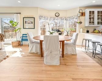 Secluded Summer Getaway - Heated Pool, Private Driveway - Westhampton - Comedor