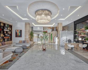 هوليداي إن آند سويتس القاهرة المعادي، أحد الفنادق من مجموعة فنادق إنتركونتيننتال - القاهرة - ردهة