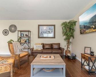 Tribune @ Redlands Game Room - Redlands - Living room