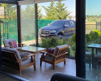 Cozy home - Garden, fireplace & cinema experience - Sincan - Balcony