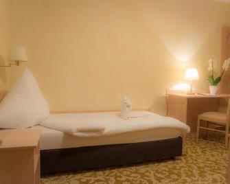 Hotel-Restaurant Alpha - Friedrichshafen - Bedroom
