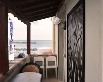Hôtel Le Dauphin Bleu - Saintes-Maries-de-la-Mer - Balcony