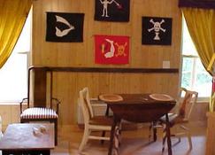 The Pirate's Den - هندرسون (كارولاينا الشمالية) - غرفة طعام