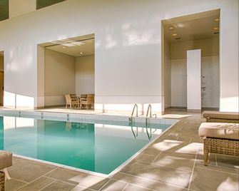 Embassy Suites by Hilton Chicago O'Hare Rosemont - רוזמונט - בריכה