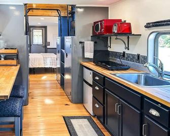 Paw Railway Getaway - Port Angeles - Kitchen