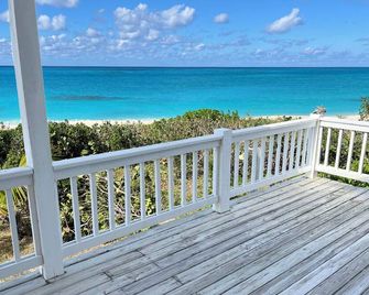 The Blue House A Spacious Beach Front Home With Magnificent Views - Cockburn Town - Balcony