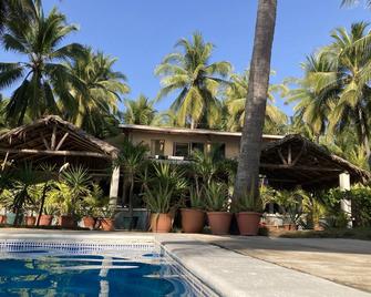 Beachfront 4 bedrooms 4 bath for a great vacation. - Barra de Santiago - Piscina
