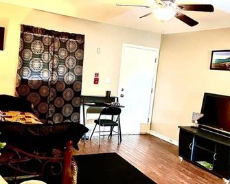 Private Studio Nest - Universal City - Living room