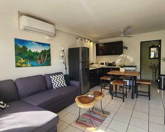 Peaceful Hidden Gem- Newly furnished 2 bed, 2 bath, Beautiful Pool- Coco Beach! - Playa Matapalo - Sala de estar