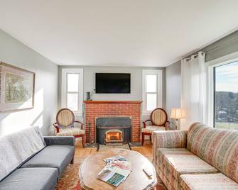 Renovated Chatham Home ~ Half Mi to Downtown! - Chatham - Living room