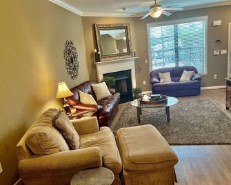 Lovely 4 Bed 3 Bath Town Home Conveniently Located To Shopping And Colleges - Birmingham - Sala de estar
