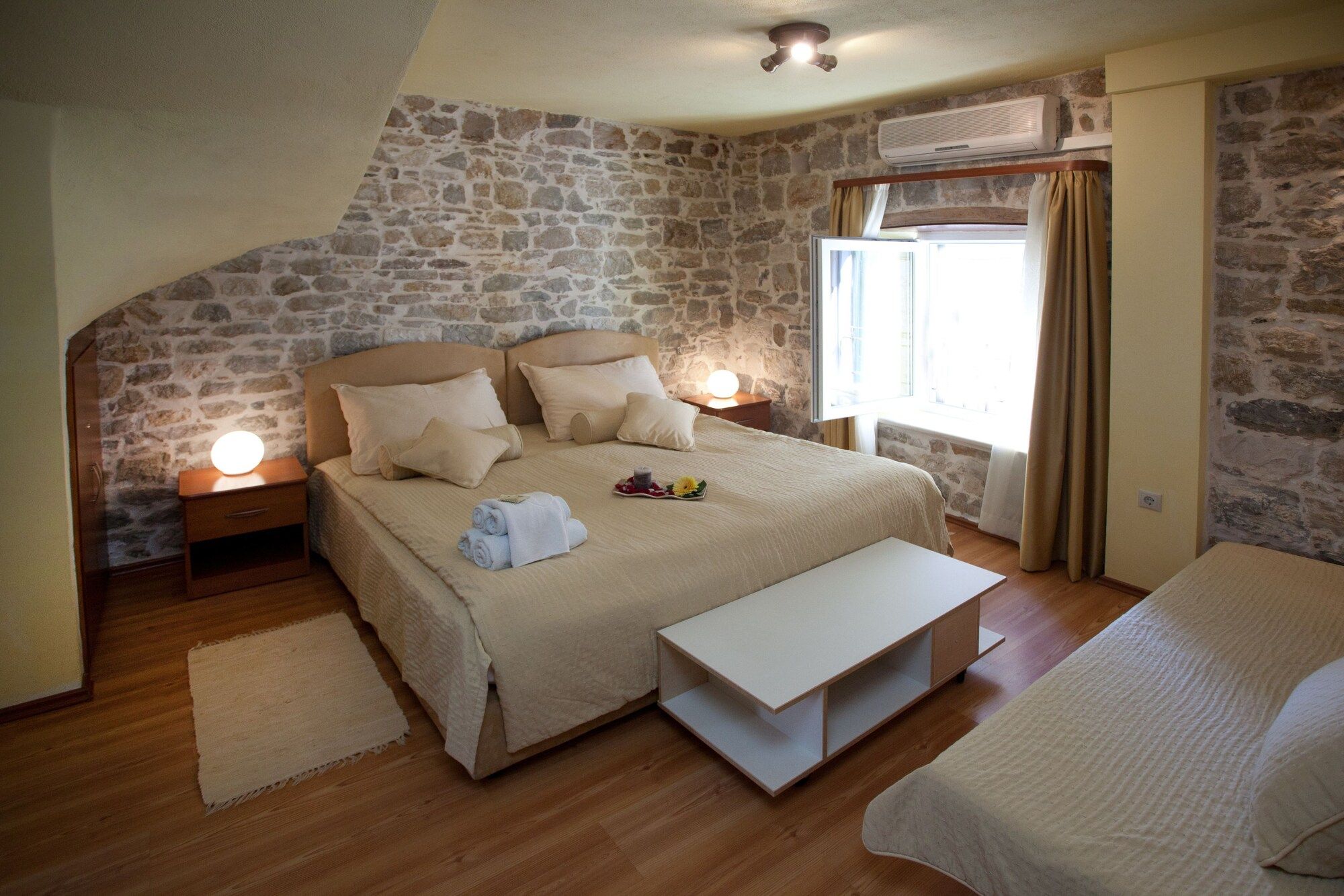 أوثينتك لاكشري روومز