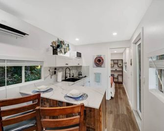 Oasis Container Home - Davie - Phòng ăn