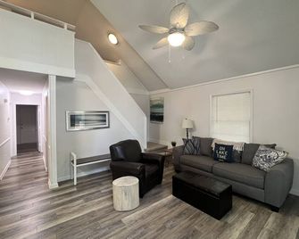 Lakefront Escape close to Clemson and Seneca - Seneca - Living room