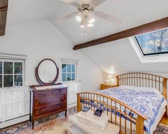 Linden Tree: Walk To Hallmark Holiday Downtown, Gas Fireplace, Spacious, Fast Wifi, Smart Tv - Newburyport - Bedroom