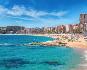 Golondrinas de Malaga 'Apartamentos con mucho Arte' y terraza solarium en coliving - Málaga - Pláž