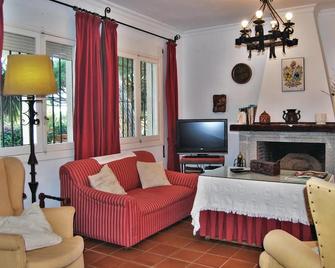4 Bedroom Gorgeous Home In Mazagón - Mazagon - Вітальня