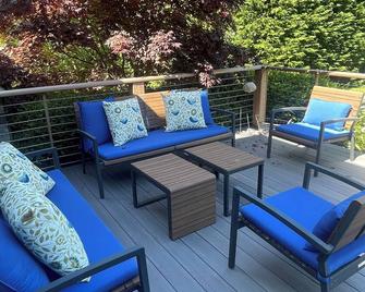 Stunning, modern home with all new baths and heated Gunite pool near Wades Beach - Shelter Island - Balcony