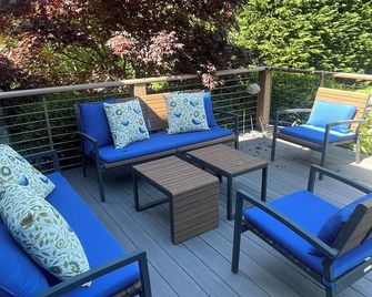 Private oasis with new baths and heated Gunite pool near Wades Beach - شيتلر أيلاند - شرفة