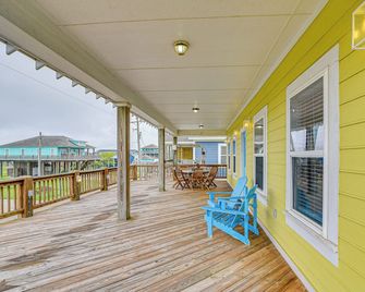 Walk to Shore: Crystal Beach Family Home w/ Deck! - Crystal Beach - Balcony