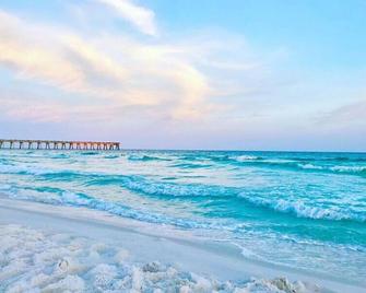 Adorable 1 bedroom Cottage just steps to the Gulf! Sleeps 4 - Navarre Beach - Beach