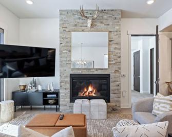 Room for 4, Modern Mountain Chic Interiors, Large Hot Tub, 5 Min Walk to Lift - Park City - Living room