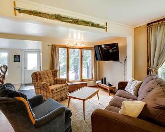 Peaceful Fishermans Paradise with Deck and Fire Pit! - Winthrop - Living room